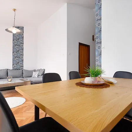 Gracia With Private Parking And Free Internet Poreč