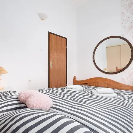 Apartment Apartment Gracia With Private Parking And Free Internet