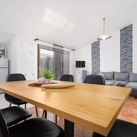 Apartment Gracia With Private Parking And Free Internet