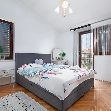 Apartment Gracia With Private Parking And Free Internet Apartment *