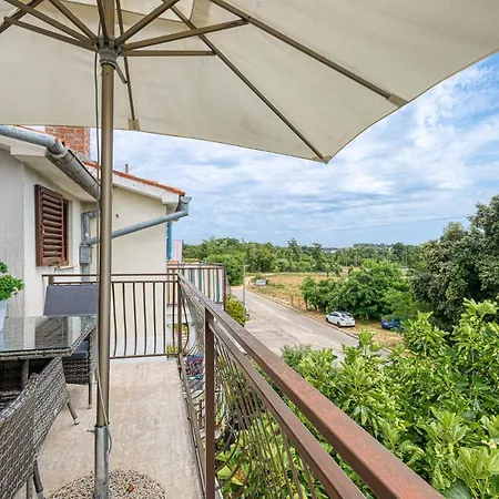 Apartment Apartment Gracia With Private Parking And Free Internet Porec